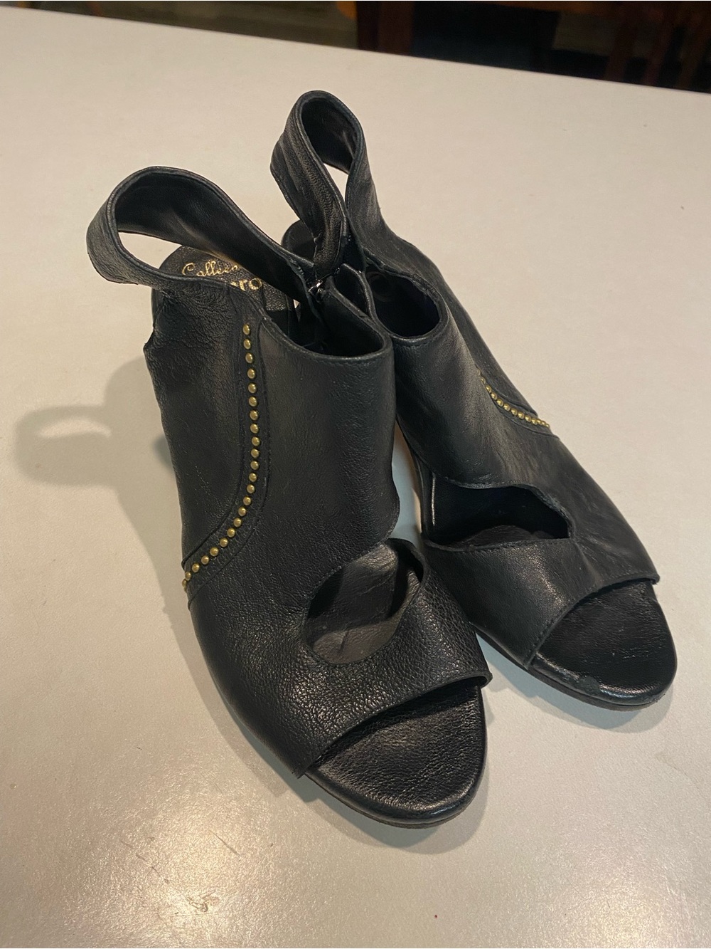CALLEEN CORDERO KATRA CUT OUT SUPPLE BLACK LEATHER HEELS GOLD ACCENTS SEXY SZ 8